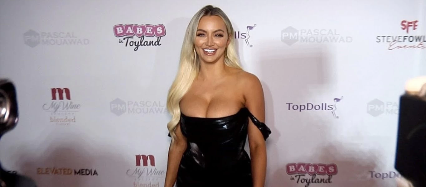 Το πλούσιο μπούστο της Lindsey Pelas κάνει το ανδρικό κοινό να... παραμιλά (φώτο)